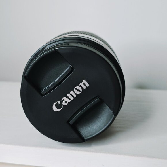 Canon EF 100mm f/2.8L Macro IS USM Lens with Lens case & Lens hood - Picture 10 of 11